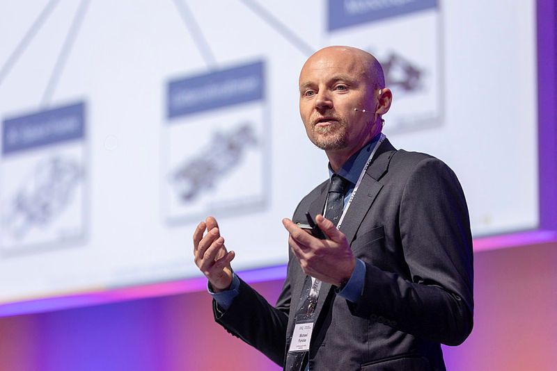 Dr. Michael Funcke on stage.