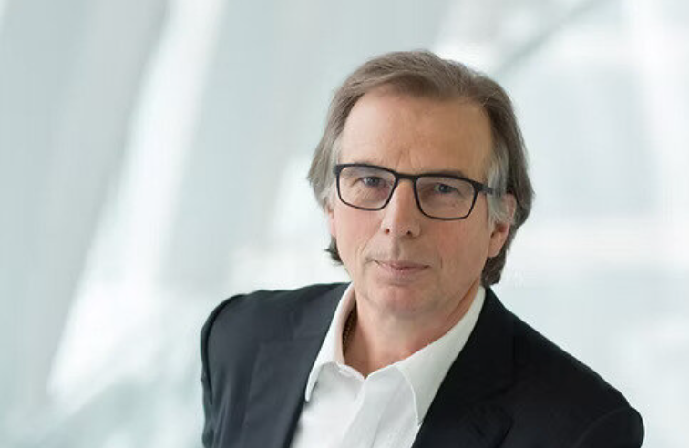 Portrait of Klaus Entenmann dressed in a suit.
